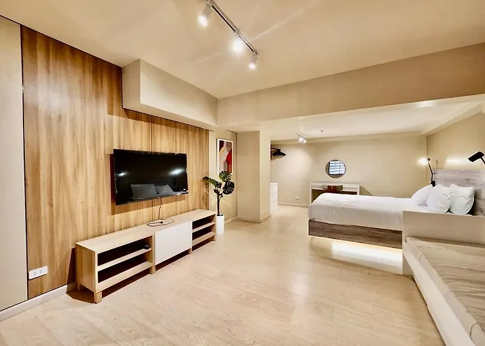 Penthouse Loft With Balcony Unit 3315 *